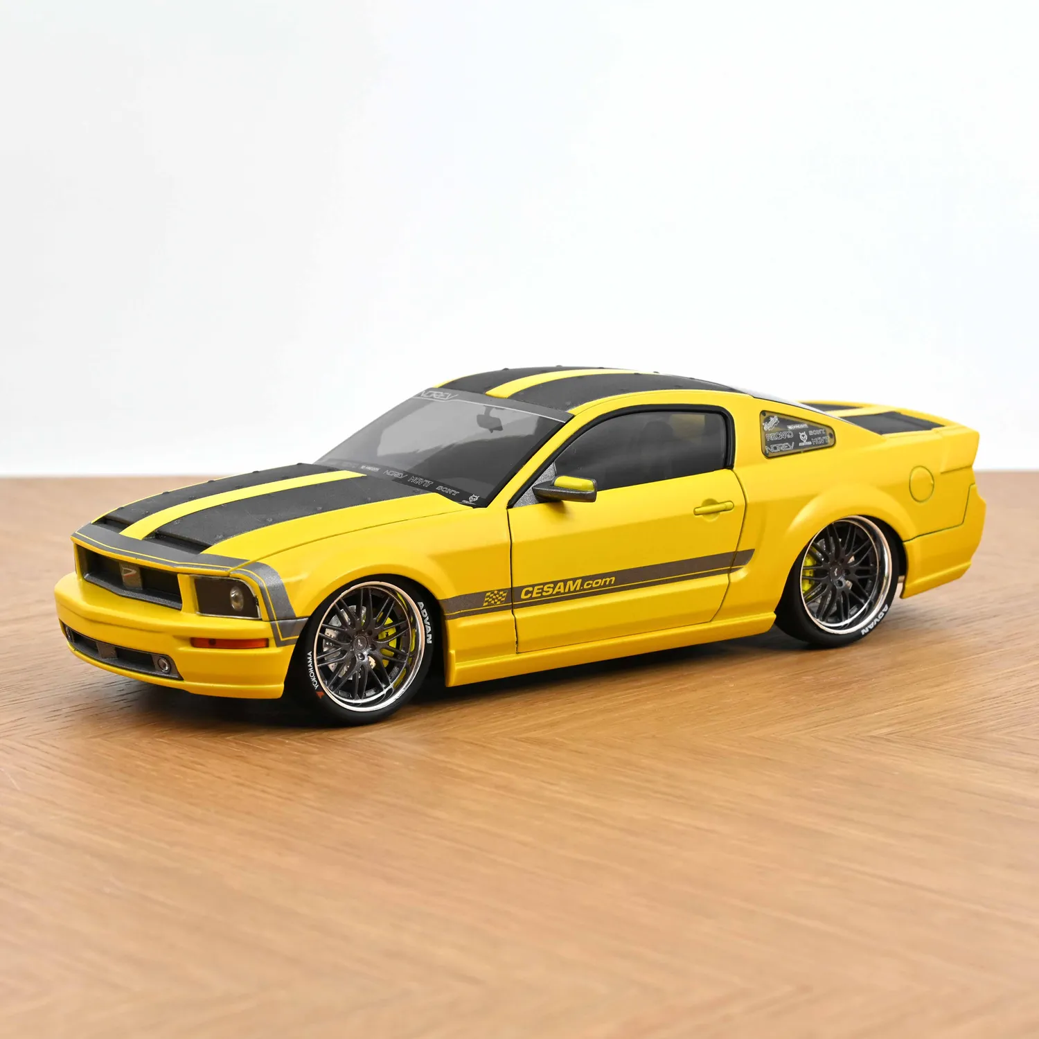 Norev Mustang Parotech Jet Ski voiture miniature jaune 1/18
