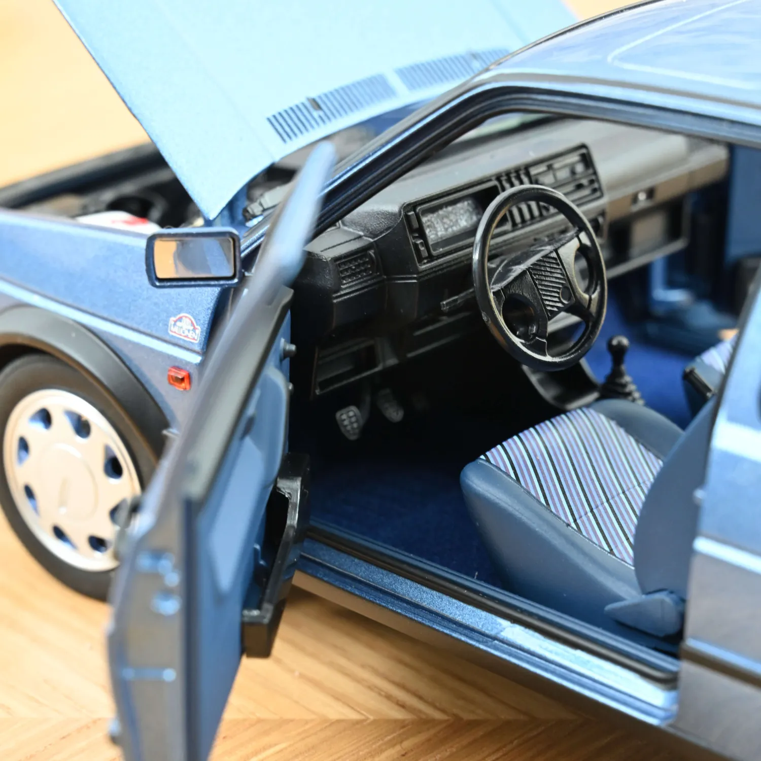 Norev VW Golf 10 Million 1988 miniature 1/18 bleue