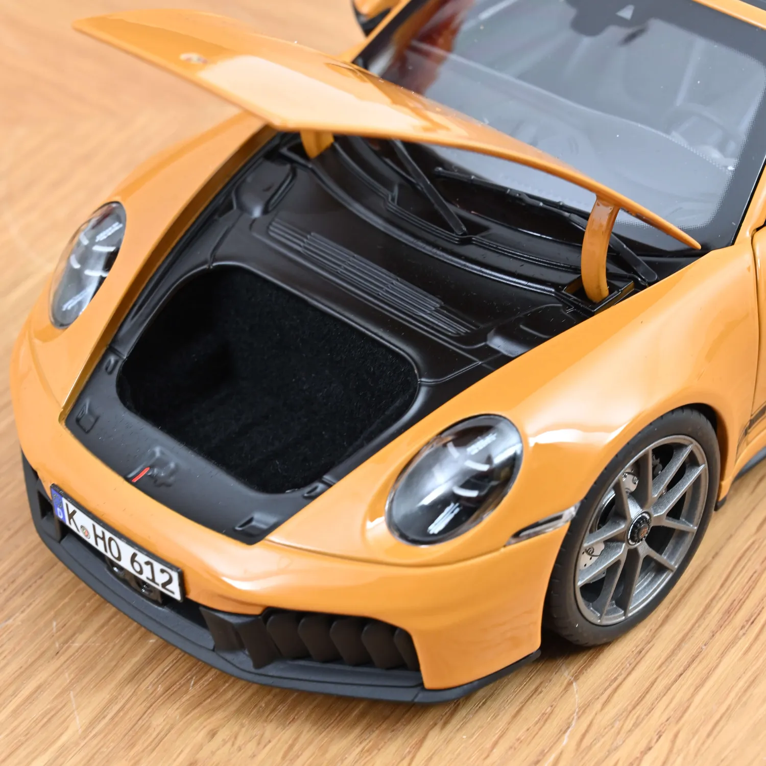 Norev Porsche 911 Targa 4 GTS 2025 voiture miniature 1/18 jaune Bahama