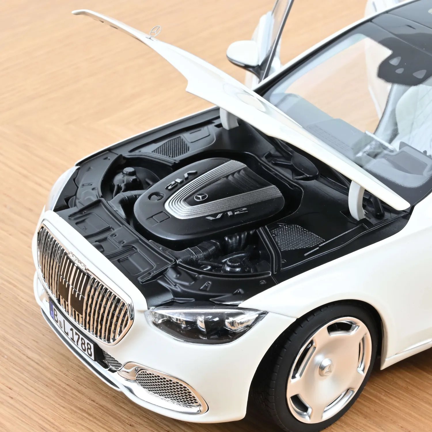 Norev Mercedes-Maybach S 680 1/18 voiture miniature blanc