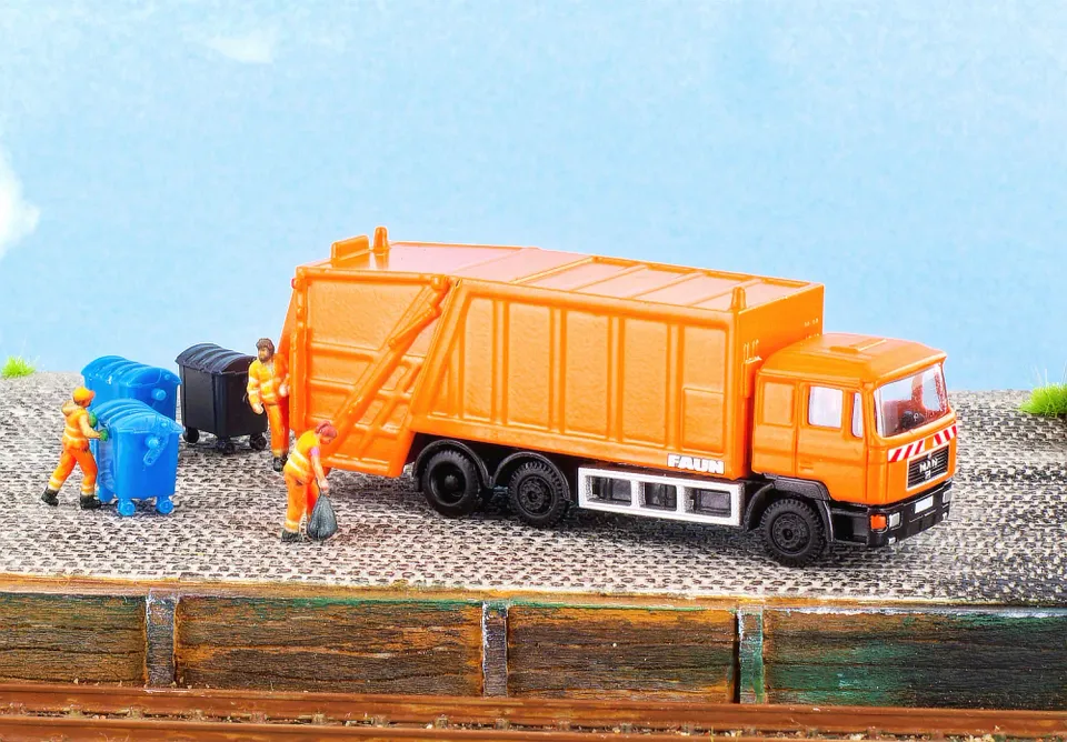 MINIS MiNiScene MAN F90 camion poubelle orange 3 figurines N