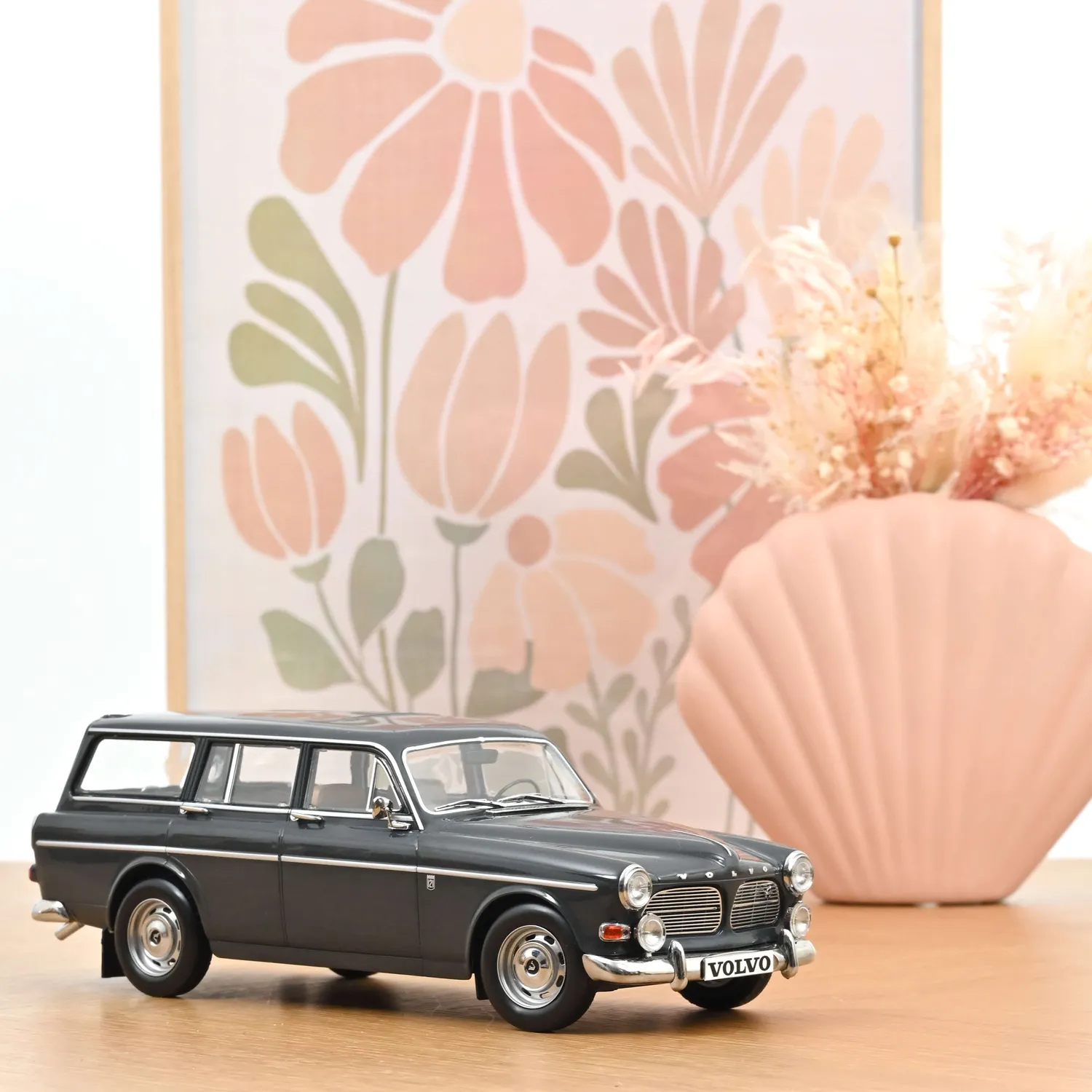 Norev Volvo Amazon Break 1966 miniature graphite 1/18