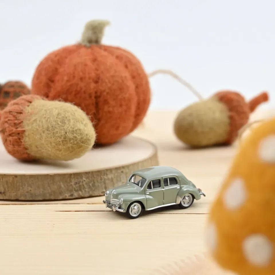 Norev Renault 4CV 1955 voiture miniature 1/87 gris pastel ancienne