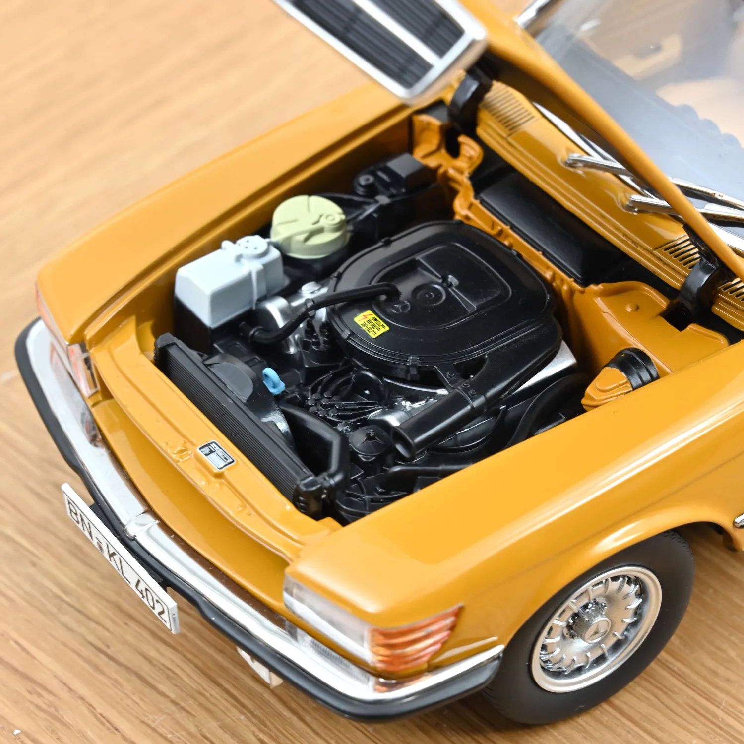 Norev Mercedes-Benz 450 SL 1975 voiture miniature 1/18 orange