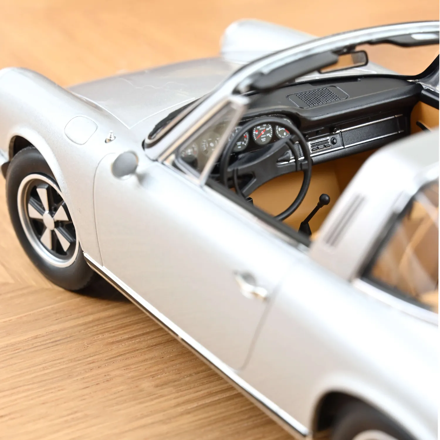 Norev Porsche 911 E Targa 1969 miniature argent 1/18 400pcs