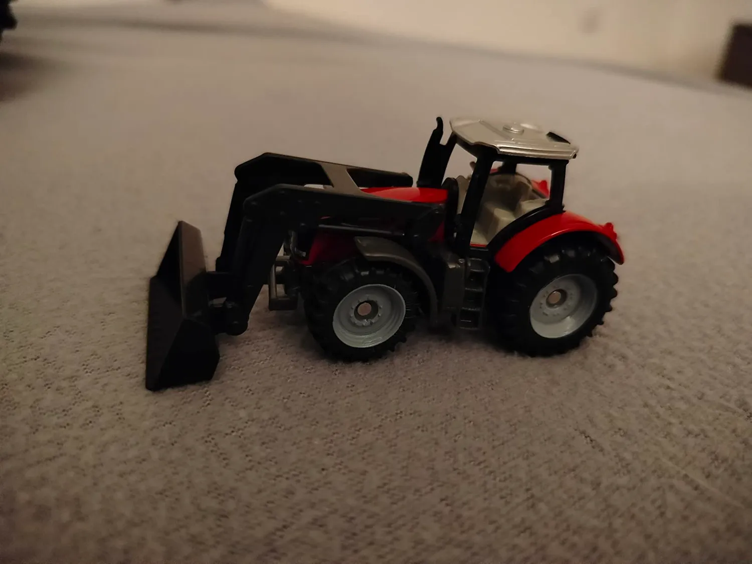 Siku Farmer 1484 Massey Ferguson tracteur miniature rouge