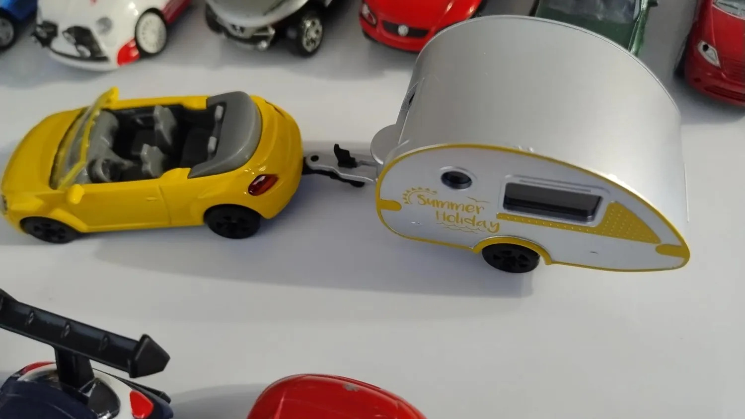 SIKU Super 1629 voiture miniature coccinelle caravane jaune