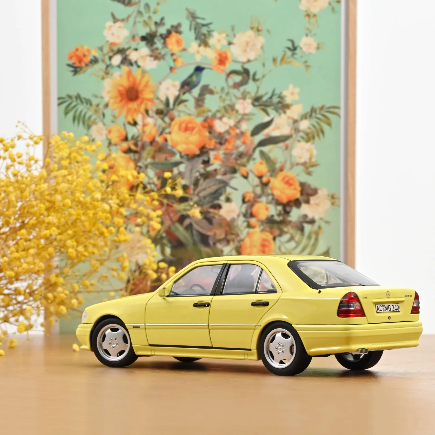 Norev Mercedes C36 AMG 1993 voiture miniature 1/18 jaune 200 pcs