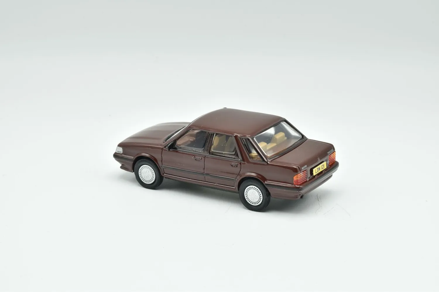 Lansdowne Austin Montego 1984 berline miniature marron