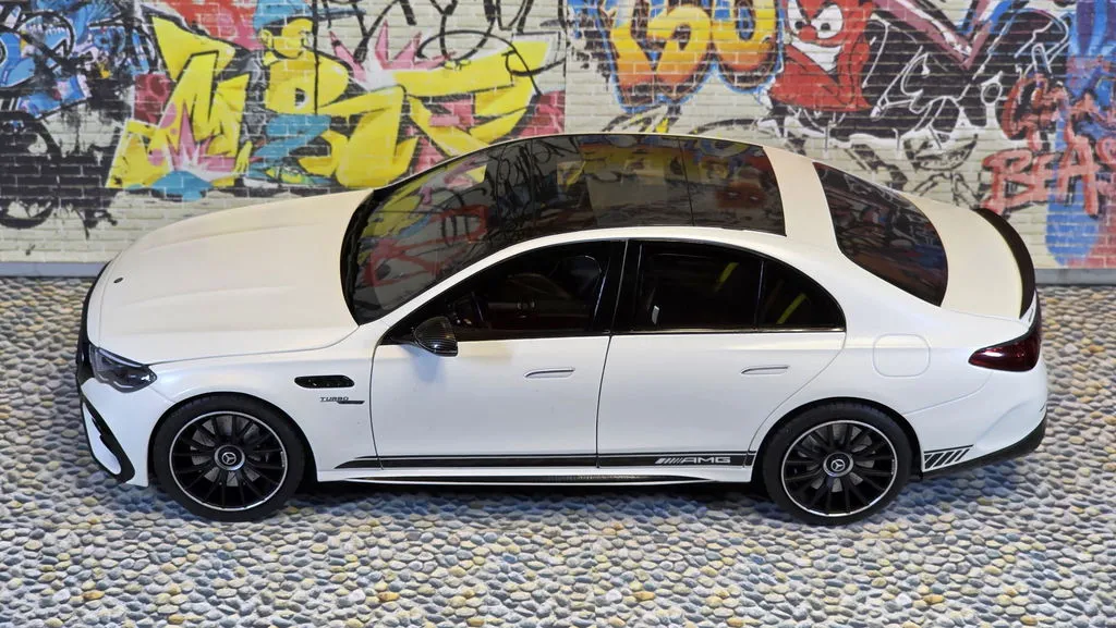 NZG Mercedes-AMG E 53 Hybrid voiture 1:18 Edition One