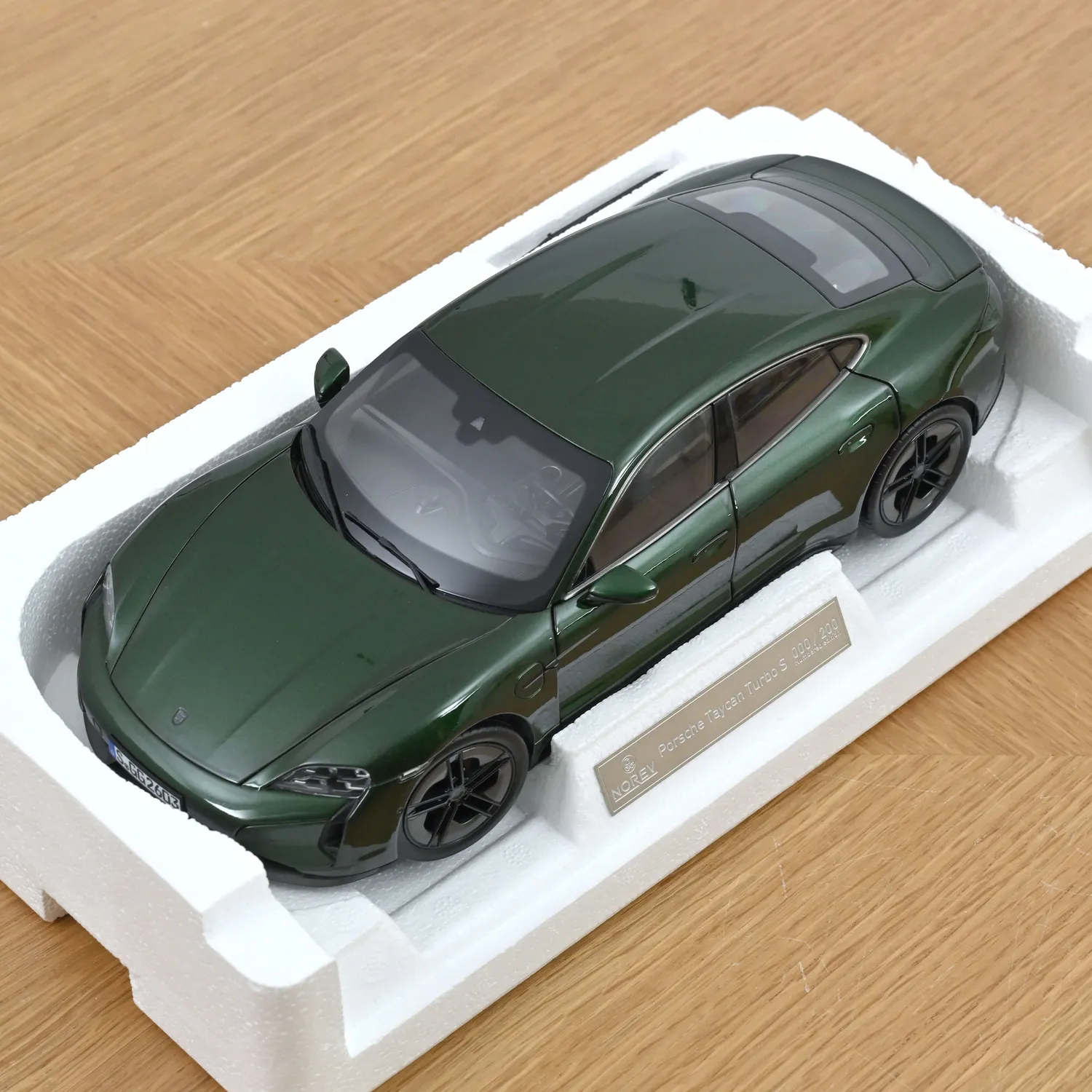 Norev Porsche Taycan Turbo S 2024 miniature 1/18 vert chêne
