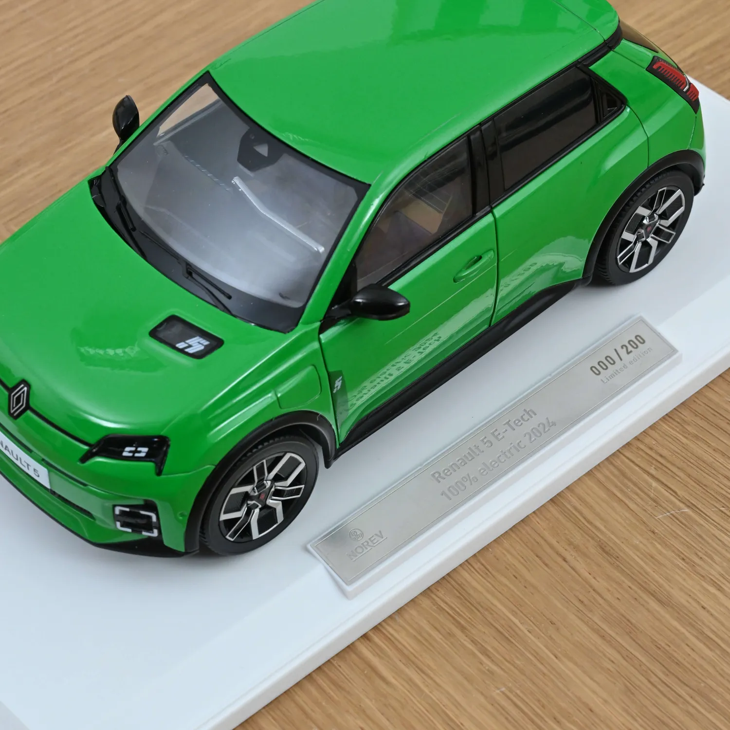 Norev Renault 5 E-Tech 2024 voiture miniature 1/18 vert pop 200 pcs