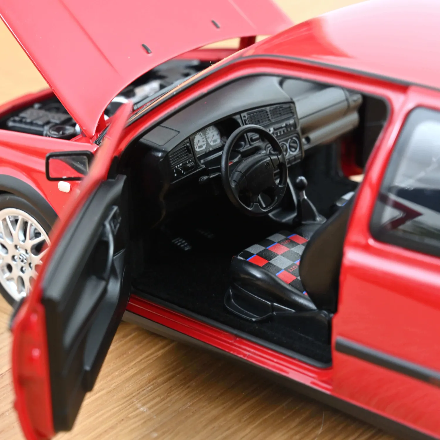 Norev VW Golf GTI 1996 Rouge Flash miniature 1/18 youngtimer
