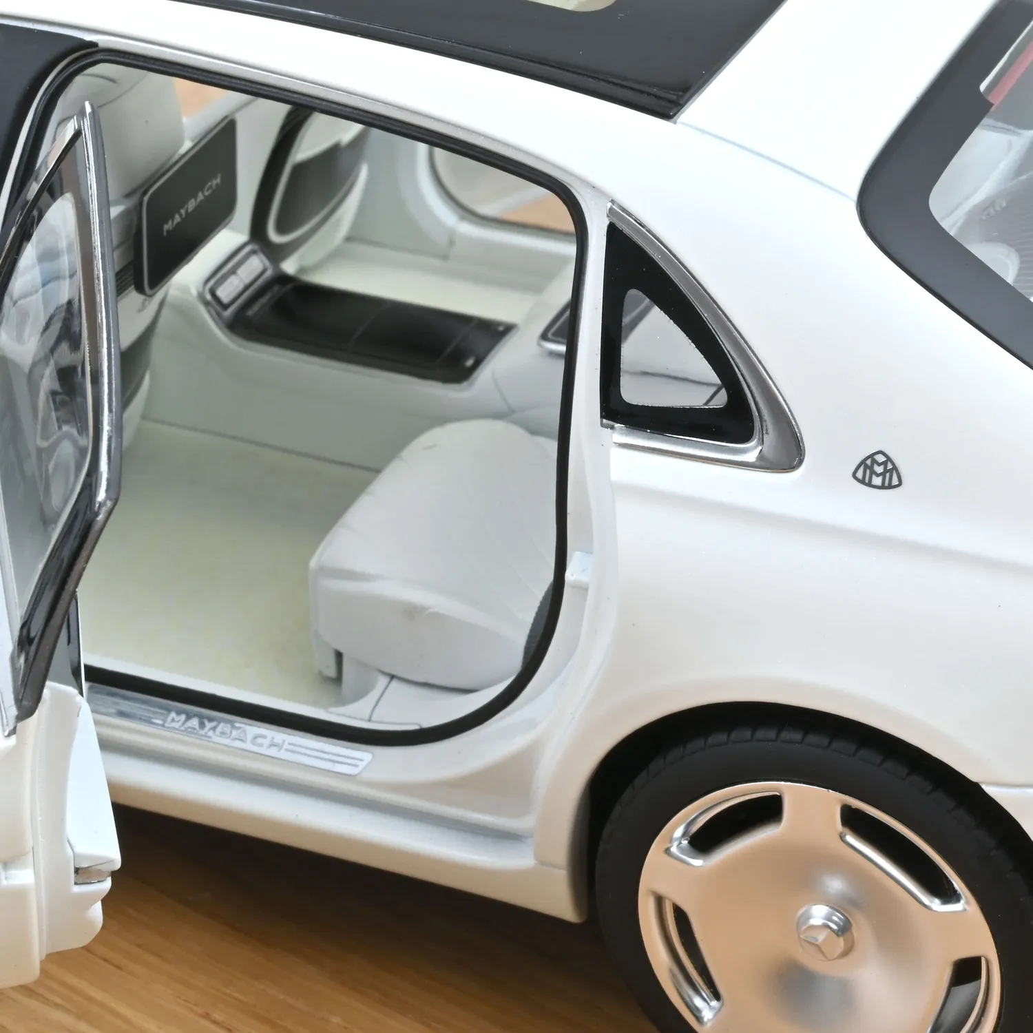 Norev Mercedes-Maybach S 680 1/18 voiture miniature blanc