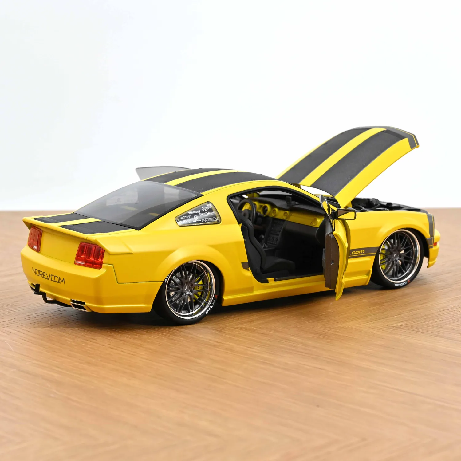 Norev Mustang Parotech Jet Ski voiture miniature jaune 1/18