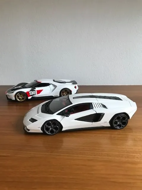 Maisto Countach LPI 800-4 voiture miniature 1:18 blanche métal