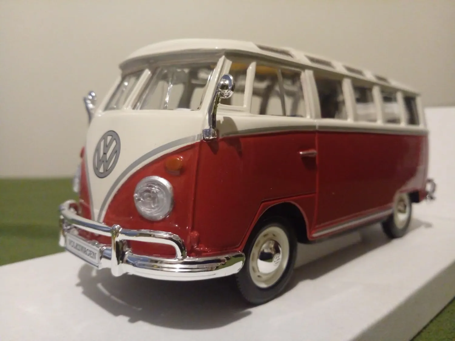 Maisto VW Bus Samba miniature 1/25 20 cm aléatoire