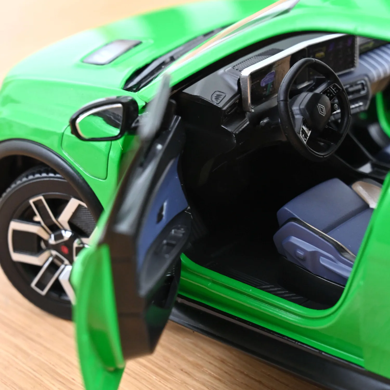 Norev Renault 5 E-Tech 2024 voiture miniature 1/18 vert pop 200 pcs