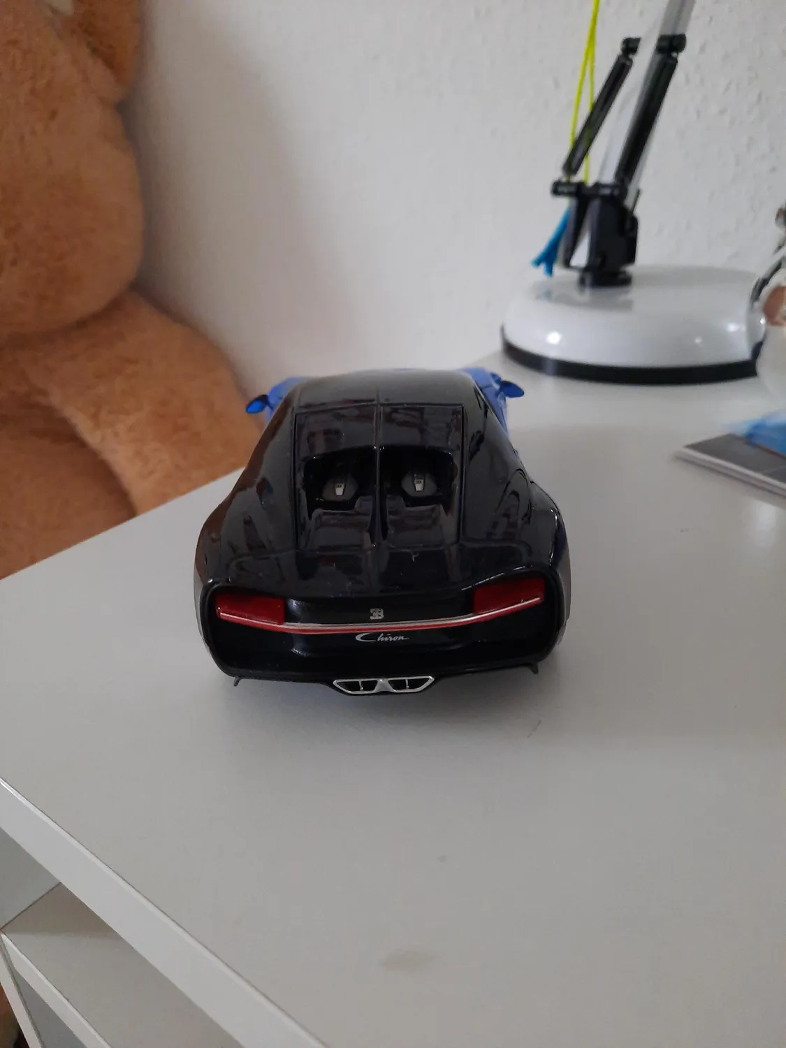 Maisto Bugatti Chiron miniature 1/24 bleu aléatoire