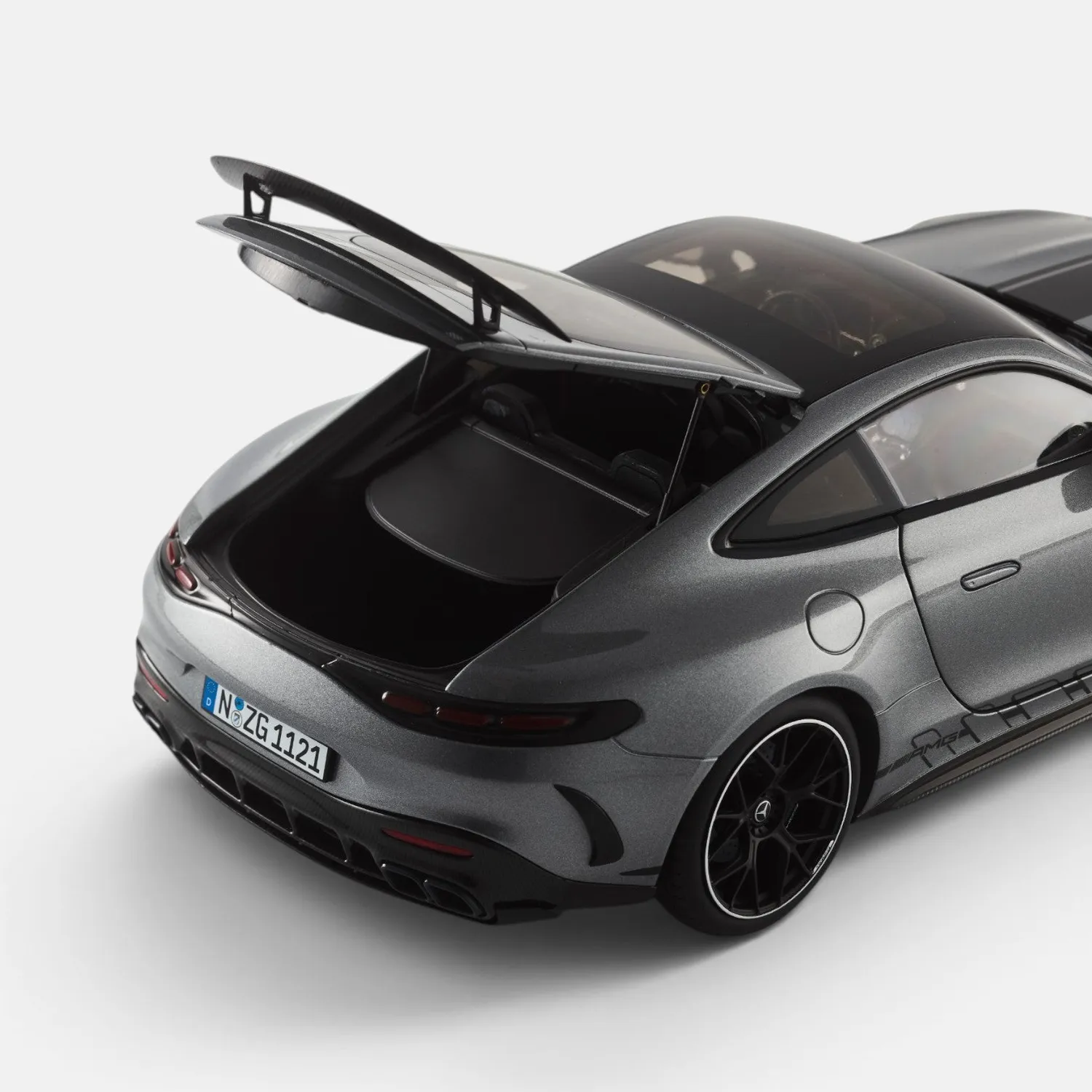 NZG Mercedes-AMG GT 63 PRO 4MATIC+ miniature 1/18 gris sélénite