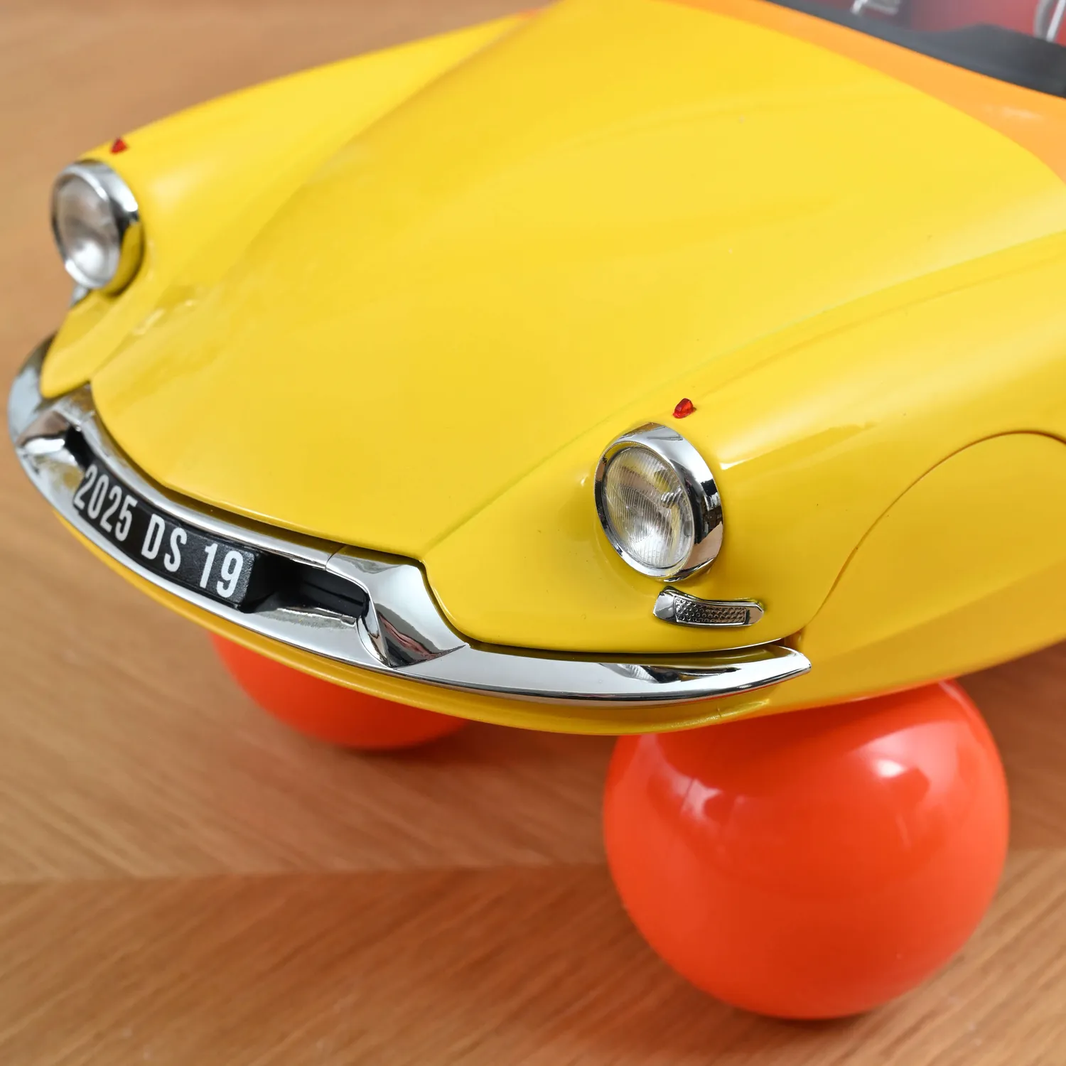 Norev Citroen DS 19 sur boules 1959 miniature 1/12 Orange