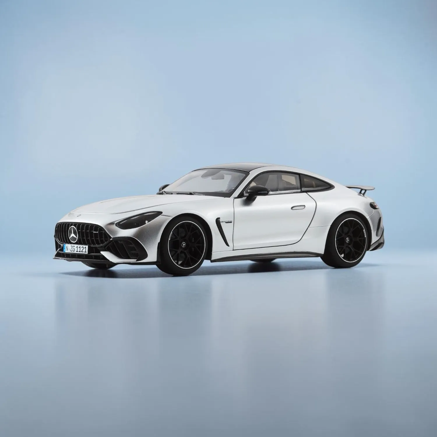 NZG Mercedes-AMG GT 63 PRO 4MATIC+ miniature 1/18 gris sélénite