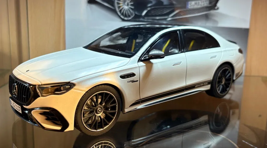NZG Mercedes-AMG E 53 Hybrid voiture 1:18 Edition One