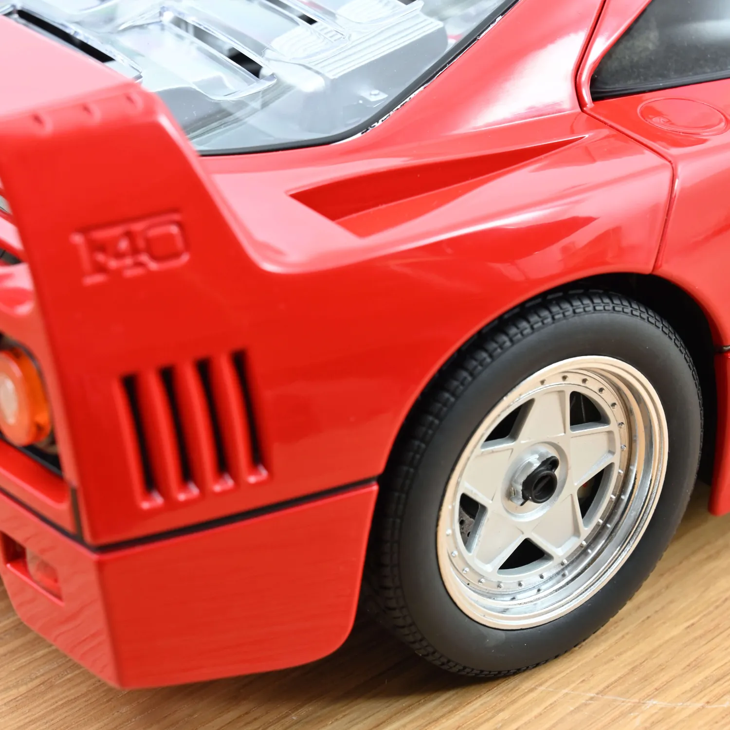 Norev Ferrari F40 1987 voiture miniature 1/12 rouge