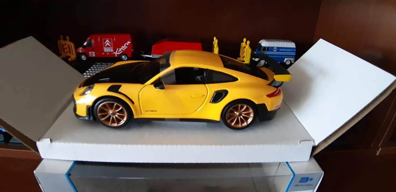 Bburago Porsche 911 GT2 RS miniature 1/24 portes ouvrantes