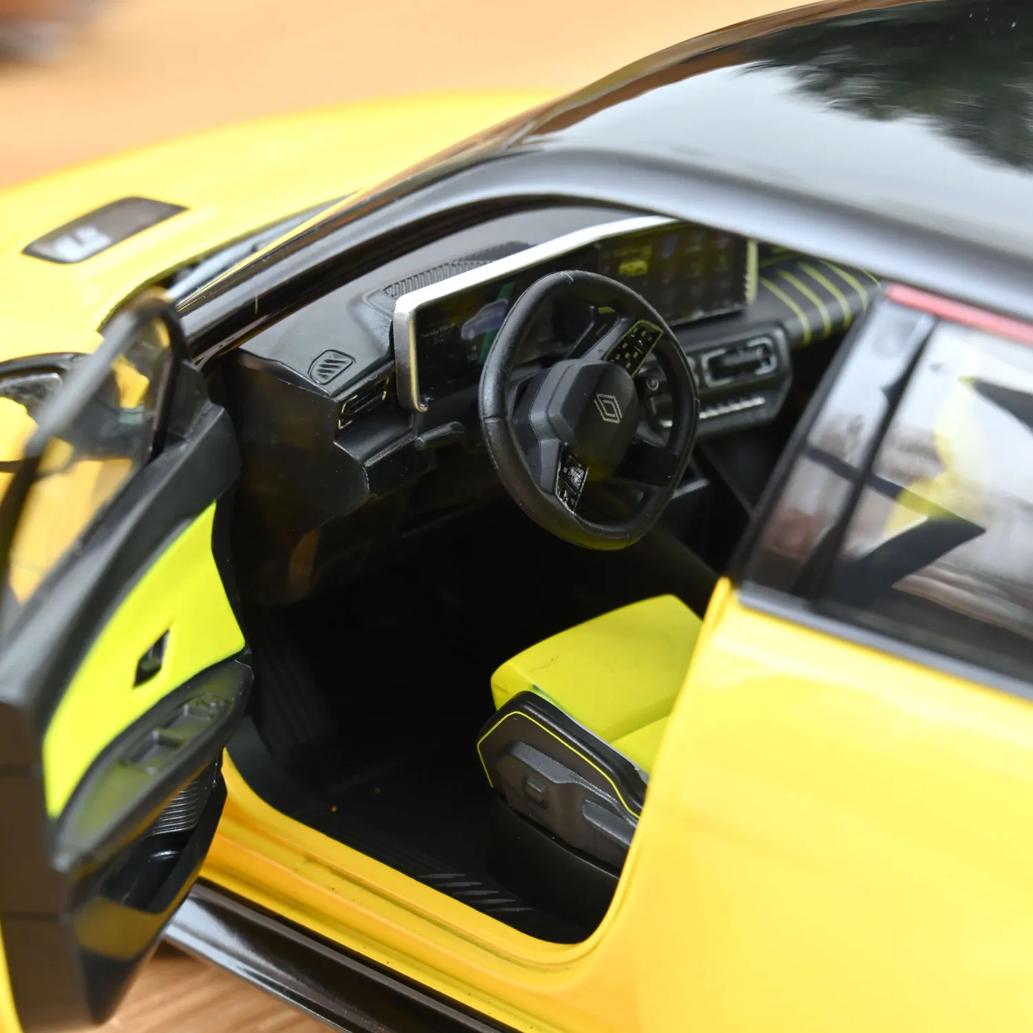 Norev Renault 5 E-Tech 2024 miniature 1/18 jaune pop