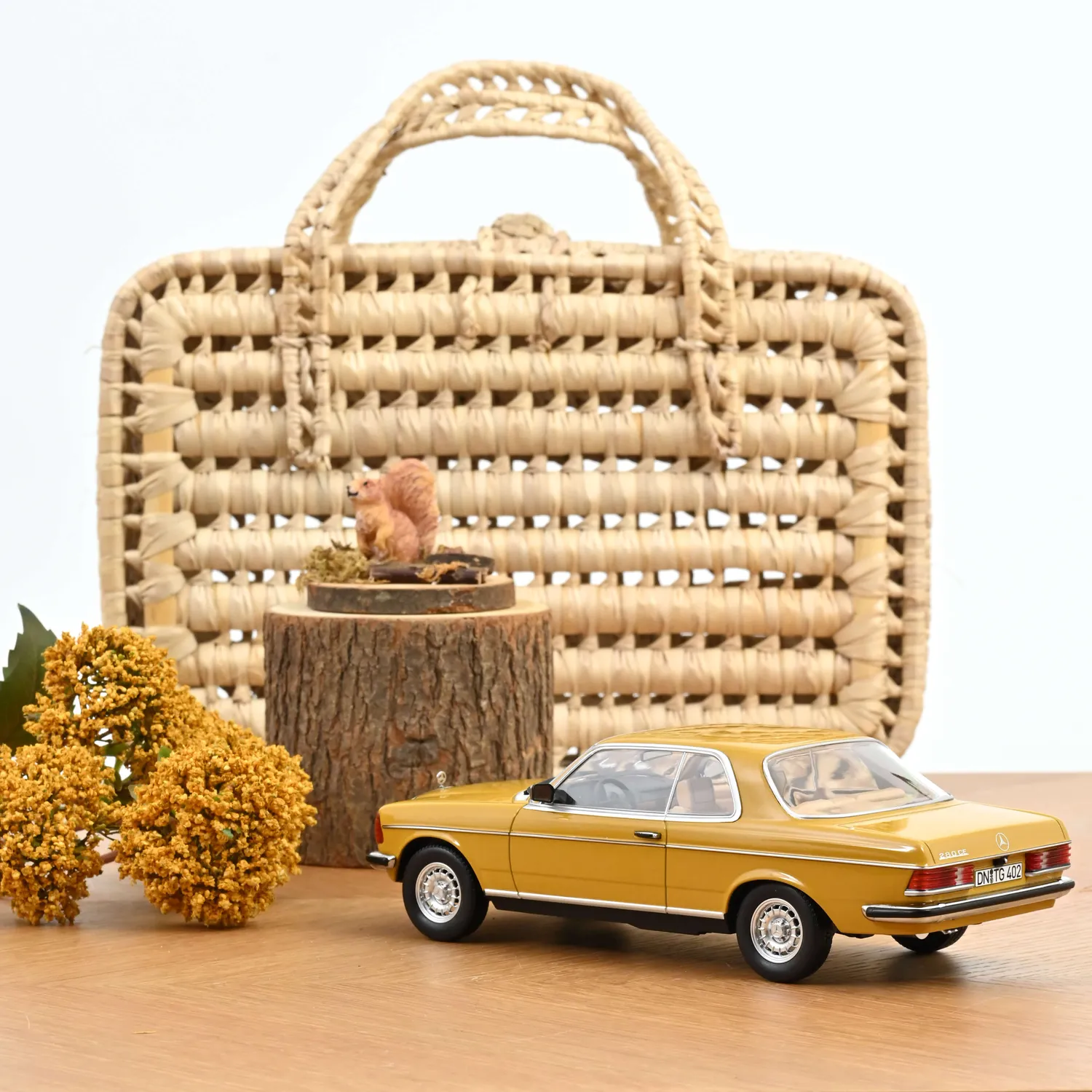 Norev Mercedes-Benz 280 CE 1980 voiture miniature 1/18 jaune sahara