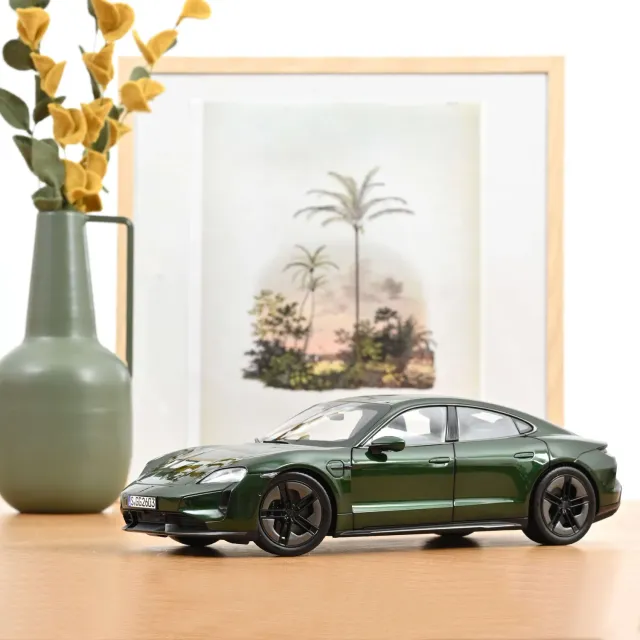 Norev Porsche Taycan Turbo S 2024 miniature 1/18 vert chêne